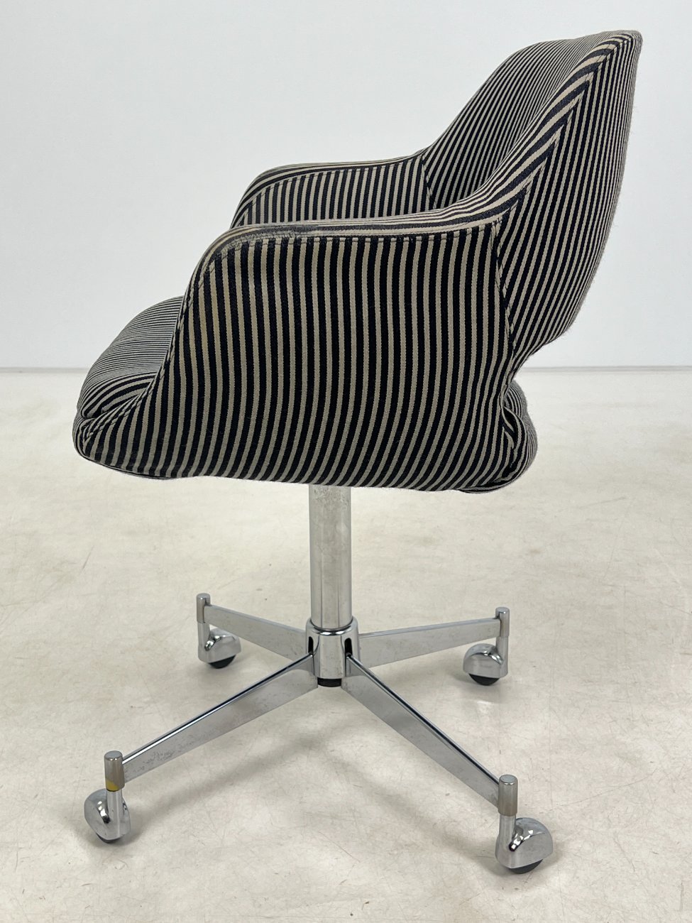 HN0711-kedes-4 Metalinio rėmo 360 laipsnių sukamas darbo krėslas 50x64x79 cm, 49 cm