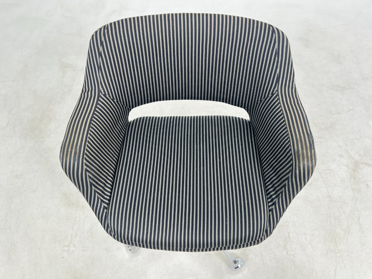 HN0711-kedes-5 Metalinio rėmo 360 laipsnių sukamas darbo krėslas 50x64x79 cm, 49 cm