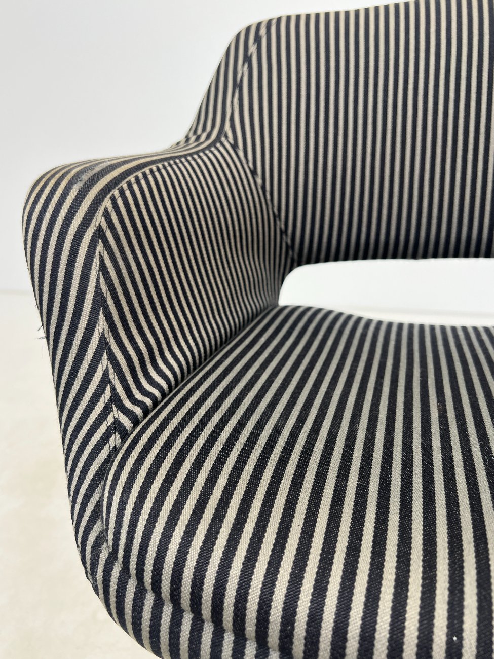 HN0711-kedes-6 Metalinio rėmo 360 laipsnių sukamas darbo krėslas 50x64x79 cm, 49 cm