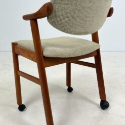 Mid Century “SVA Møbler” tikmedžio krėslas ant ratukų 54x56x82 cm, 51 cm