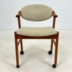 Mid Century “SVA Møbler” tikmedžio krėslas ant ratukų 54x56x82 cm, 51 cm