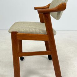 Mid Century “SVA Møbler” tikmedžio krėslas ant ratukų 54x56x82 cm, 51 cm