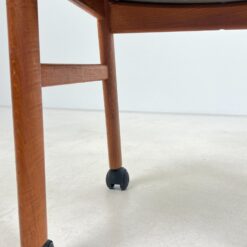 Mid Century “SVA Møbler” tikmedžio krėslas ant ratukų 54x56x82 cm, 51 cm