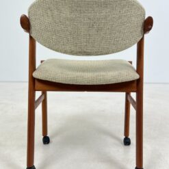 Mid Century “SVA Møbler” tikmedžio krėslas ant ratukų 54x56x82 cm, 51 cm