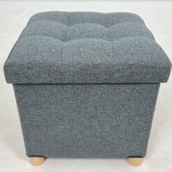 Kubo formos medžiaginis pufas – daiktadėžė medinėmis kojelėmis 38x38x38 cm