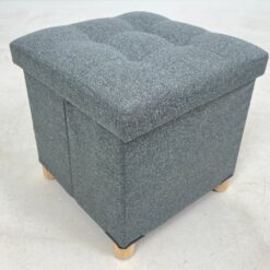 Kubo formos medžiaginis pufas – daiktadėžė medinėmis kojelėmis 38x38x38 cm