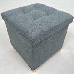 Kubo formos medžiaginis pufas – daiktadėžė medinėmis kojelėmis 38x38x38 cm