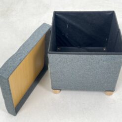 Kubo formos medžiaginis pufas – daiktadėžė medinėmis kojelėmis 38x38x38 cm