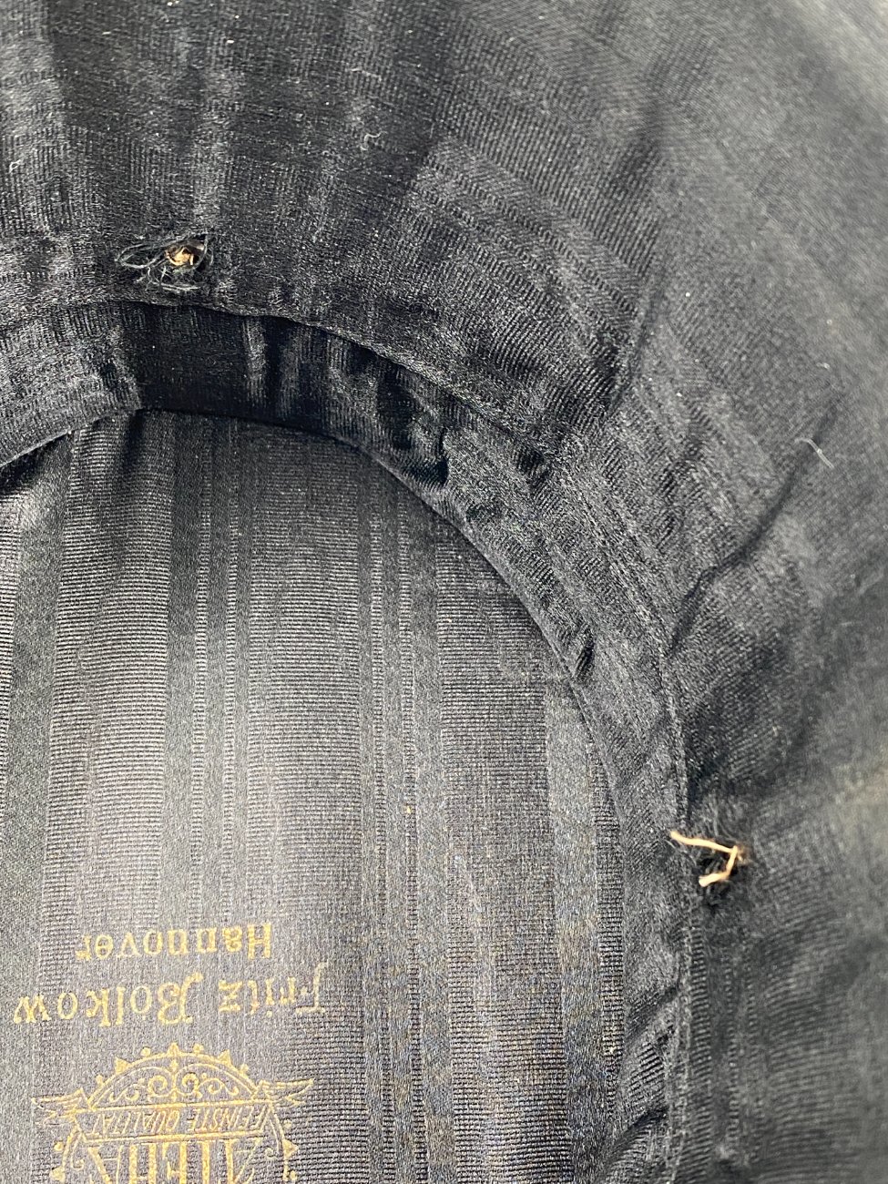 HN0731-rubai-11 Senovinė šilkinė “Fritz Bolkow Hannover” rankų darbo cilindro formos skrybėlė (dydis 55 cm) 30x26x15 cm