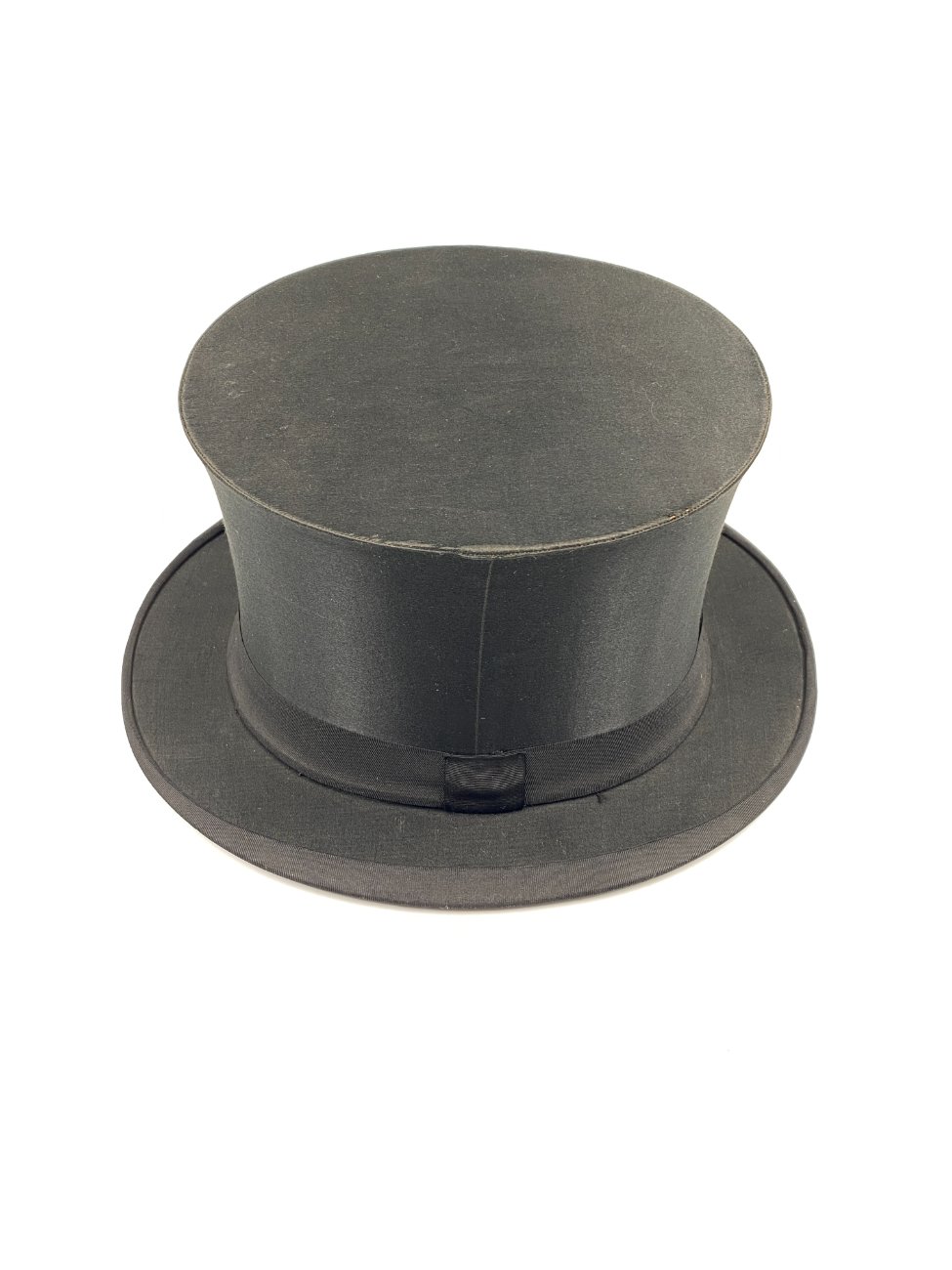 HN0731-rubai-5 Senovinė šilkinė “Fritz Bolkow Hannover” rankų darbo cilindro formos skrybėlė (dydis 55 cm) 30x26x15 cm