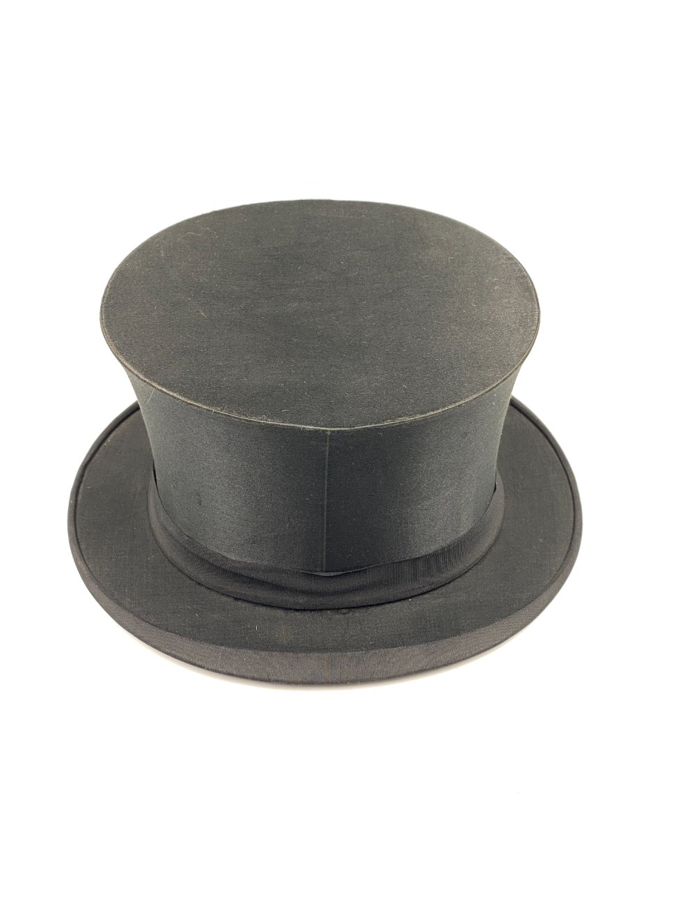 HN0731-rubai-6 Senovinė šilkinė “Fritz Bolkow Hannover” rankų darbo cilindro formos skrybėlė (dydis 55 cm) 30x26x15 cm