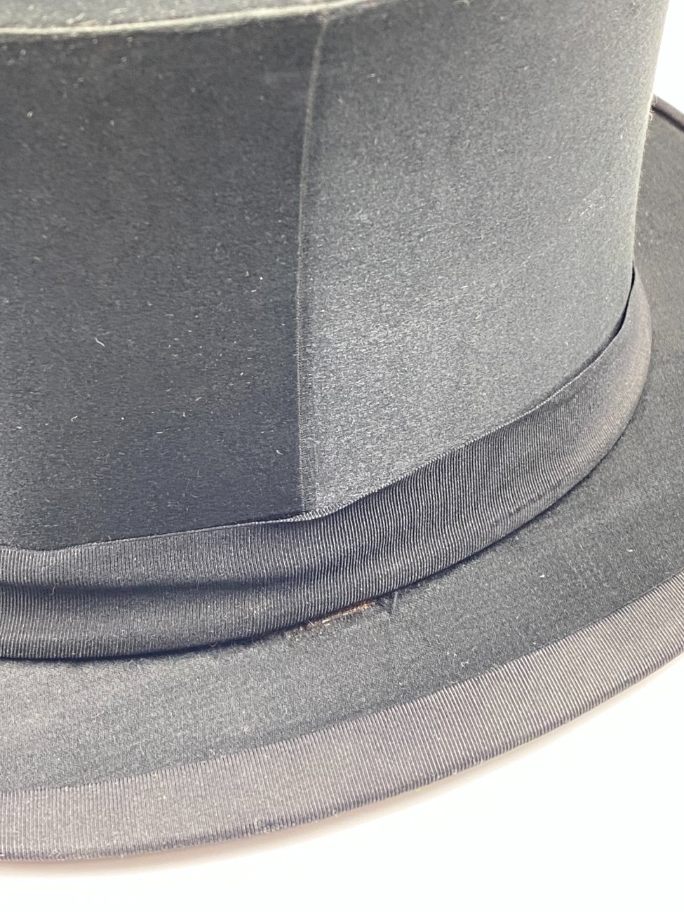 HN0731-rubai-9 Senovinė šilkinė “Fritz Bolkow Hannover” rankų darbo cilindro formos skrybėlė (dydis 55 cm) 30x26x15 cm