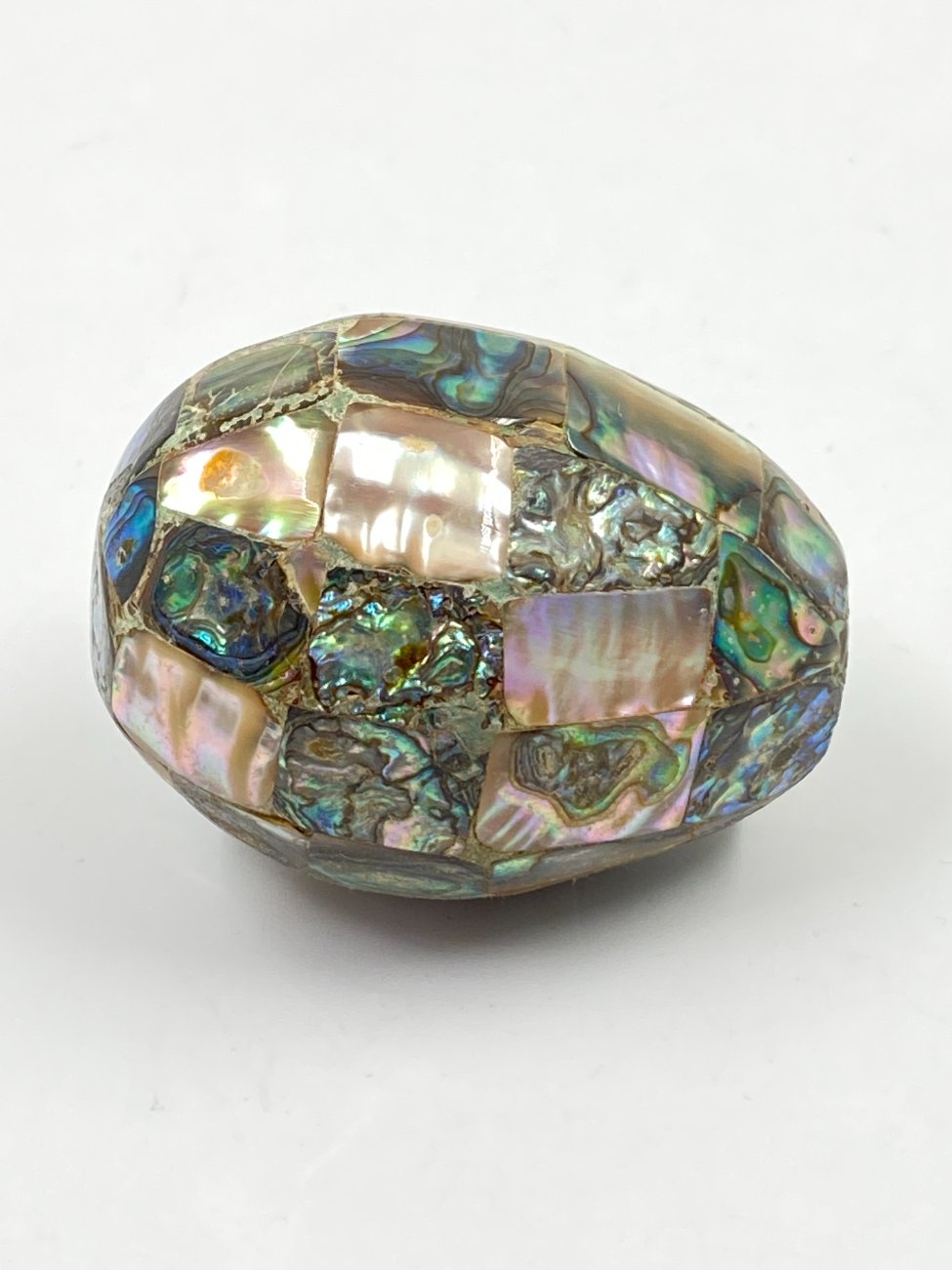 HN0767-interjero-ir-apdailos-detales-4 Dekoratyvinis kiaušinis iš perlamutro mozaikos 4x4x5,5 cm