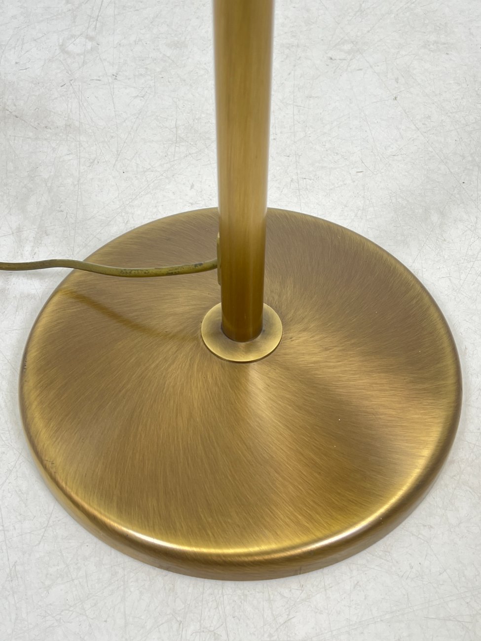 HN0837-pastatomi-sviestuvai-6 Reguliuojamas žalvario šviestuvas stiklo gaubtu 36×36(+30)x128(+42) cm