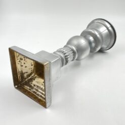 Sidabro spalvos stiklinė žvakidė 13x13x36,5 cm