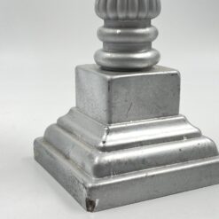 Sidabro spalvos stiklinė žvakidė 13x13x36,5 cm