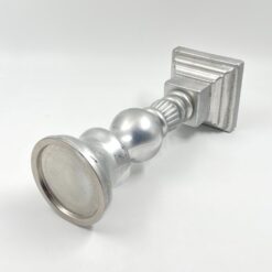 Sidabro spalvos stiklinė žvakidė 13x13x36,5 cm