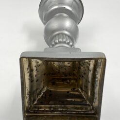 Sidabro spalvos stiklinė žvakidė 13x13x36,5 cm