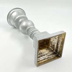 Sidabro spalvos stiklinė žvakidė 13x13x36,5 cm