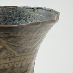 Senovinė žalvarinė vaza su gyvūnų ir augalų motyvais 20x20x34 cm