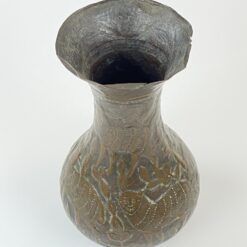 Senovinė žalvarinė vaza su gyvūnų ir augalų motyvais 20x20x34 cm