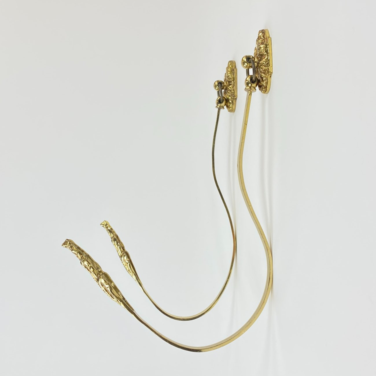 CE0487-kabliukai-1 Žalvariniai užuolaidų kabliukai 2 vnt. komplektas 20x3x32 cm