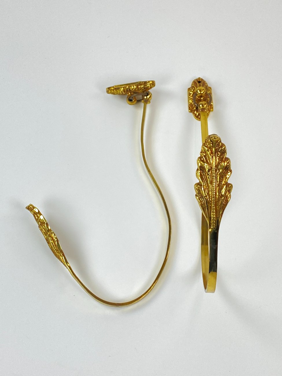 CE0487-kabliukai-5 Žalvariniai užuolaidų kabliukai 2 vnt. komplektas 20x3x32 cm