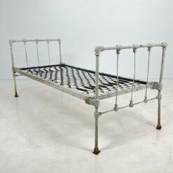 Senovinė metalinė viengulė lova 195x83x85 cm