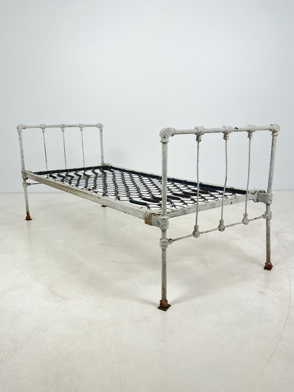 CY0337-lovos-1 Senovinė metalinė viengulė lova 195x83x85 cm