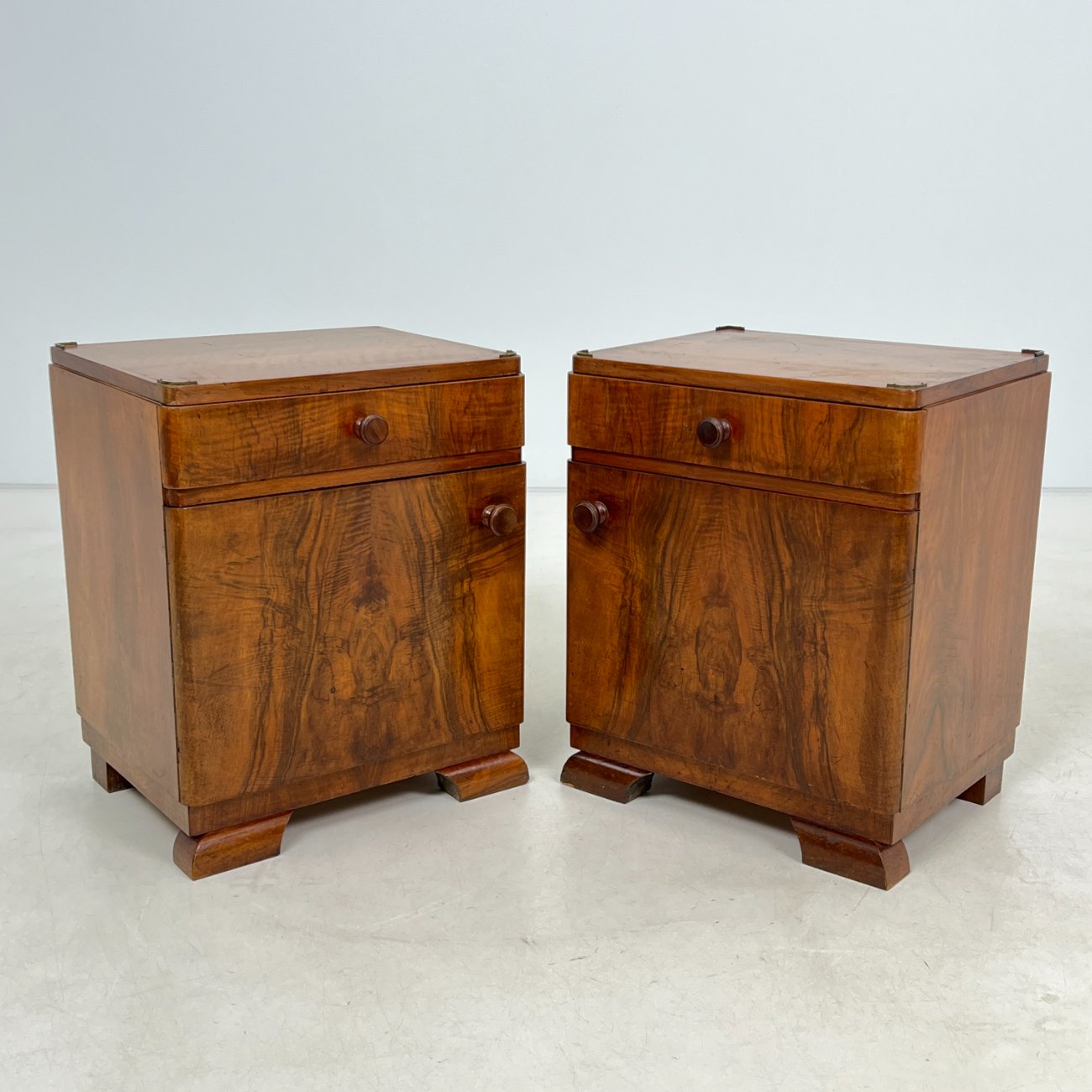 CY0341-spinteles-0 Art deco riešutmedžio spintelės 2 vnt. komplektas 41x48x58 cm