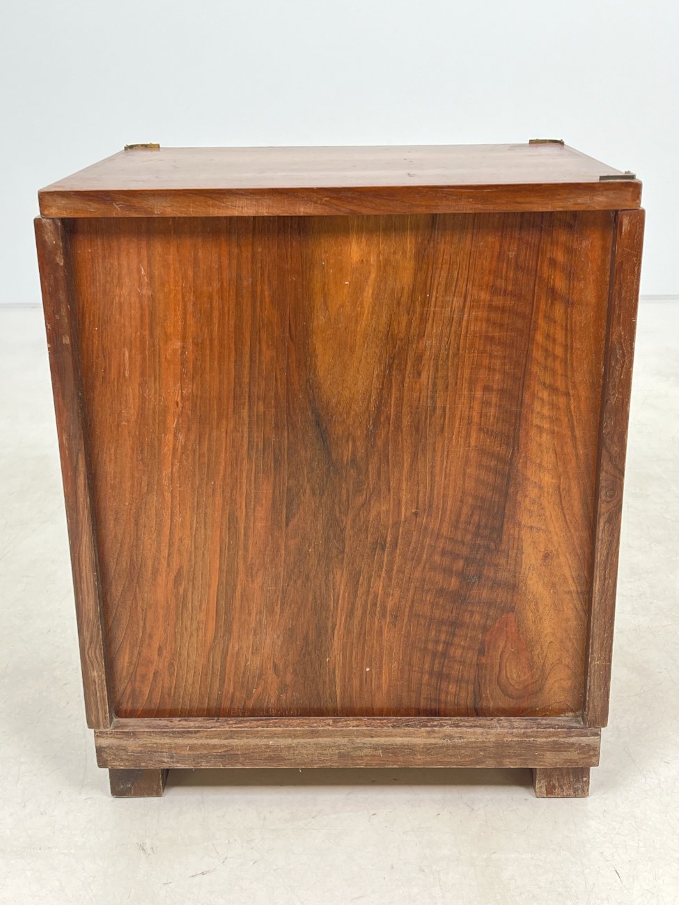 CY0341-spinteles-12 Art deco riešutmedžio spintelės 2 vnt. komplektas 41x48x58 cm