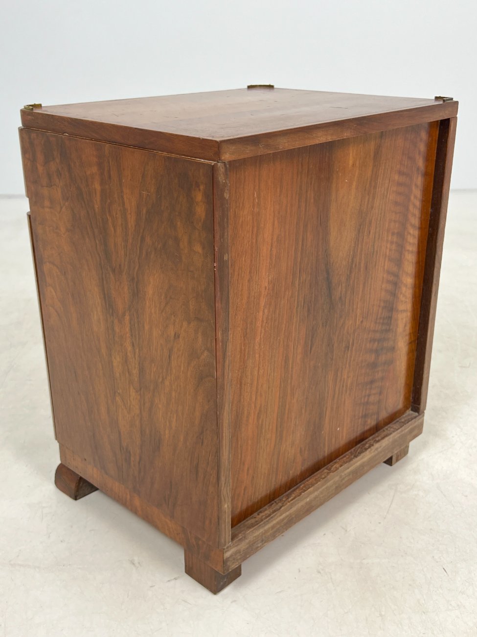 CY0341-spinteles-13 Art deco riešutmedžio spintelės 2 vnt. komplektas 41x48x58 cm