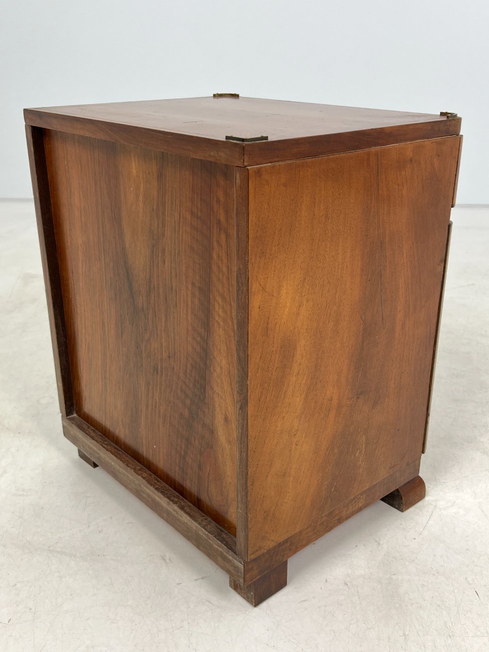 CY0341-spinteles-14 Art deco riešutmedžio spintelės 2 vnt. komplektas 41x48x58 cm