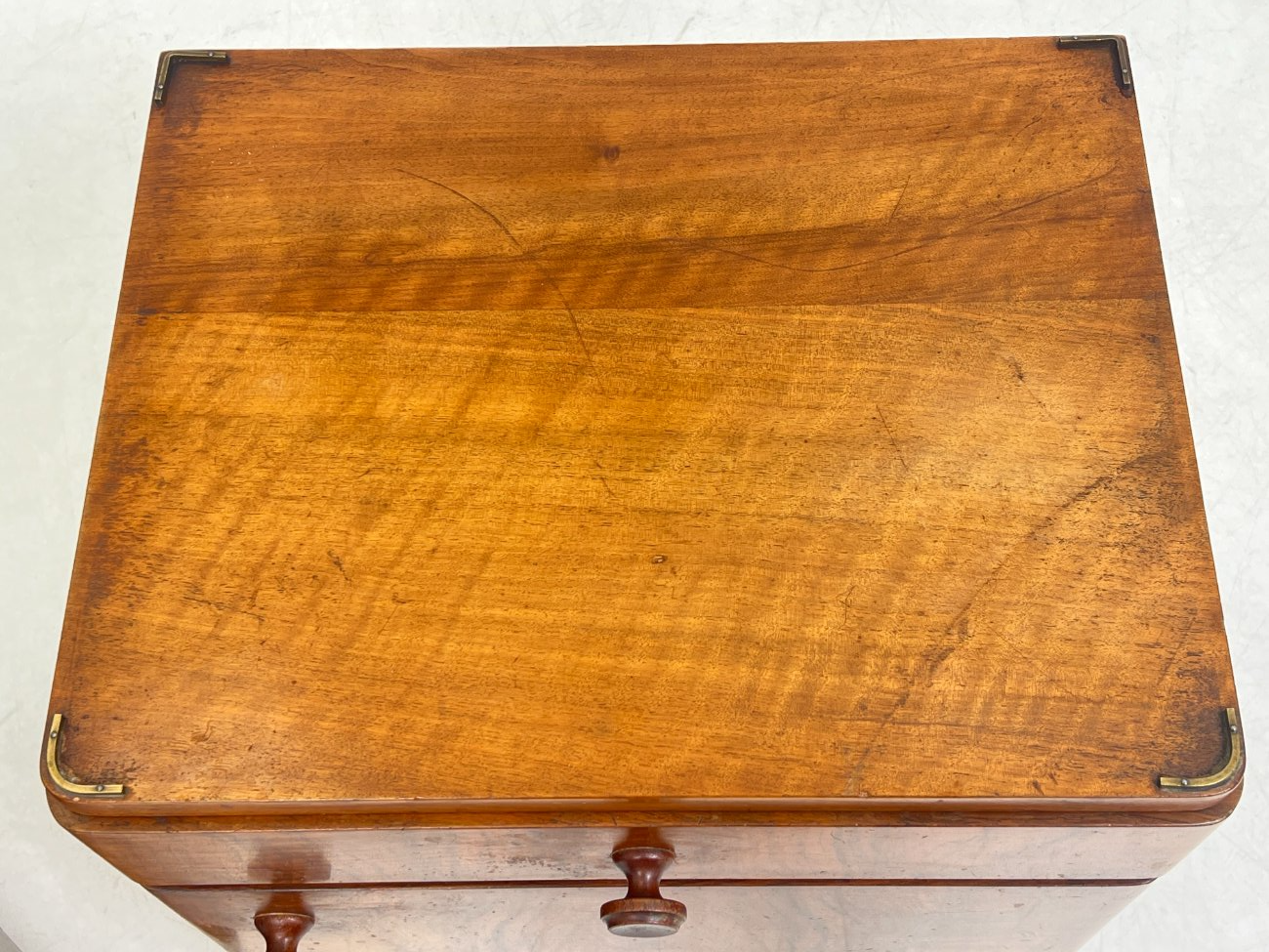 CY0341-spinteles-15 Art deco riešutmedžio spintelės 2 vnt. komplektas 41x48x58 cm