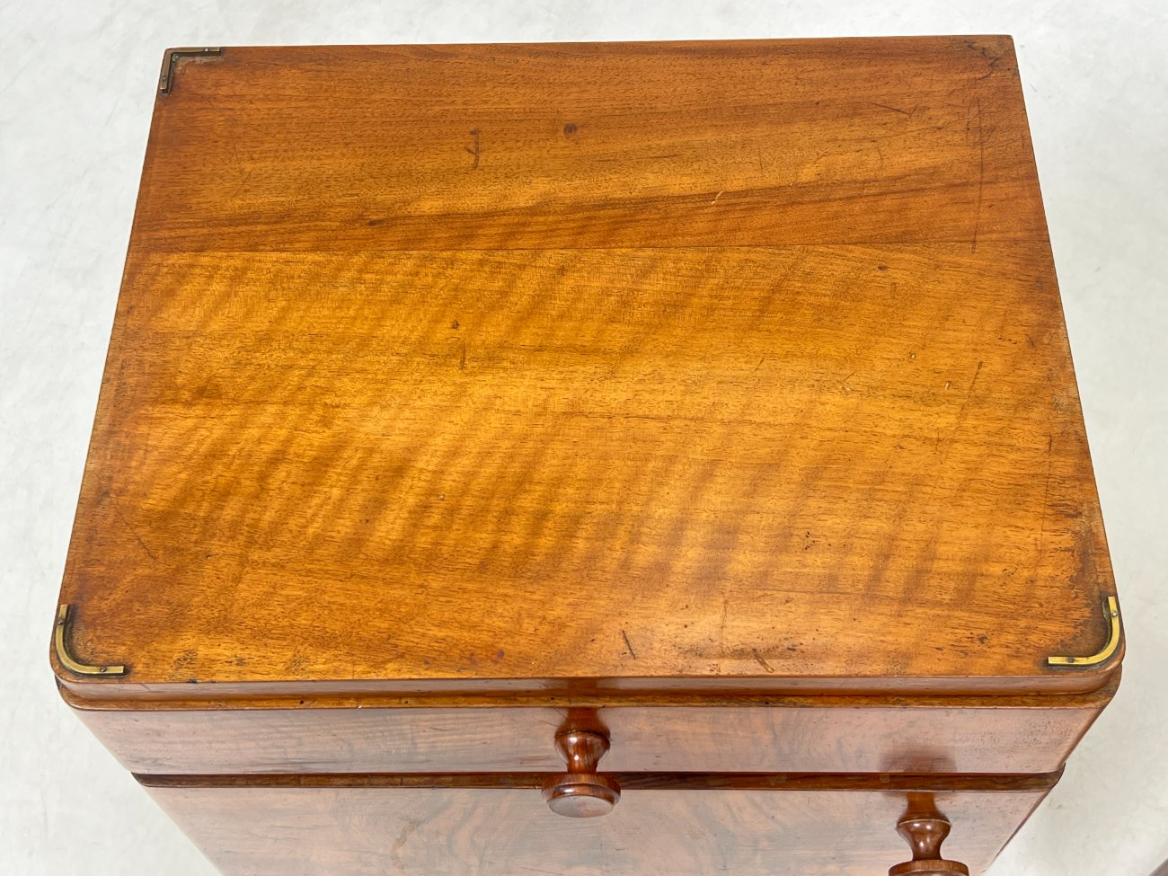 CY0341-spinteles-16 Art deco riešutmedžio spintelės 2 vnt. komplektas 41x48x58 cm