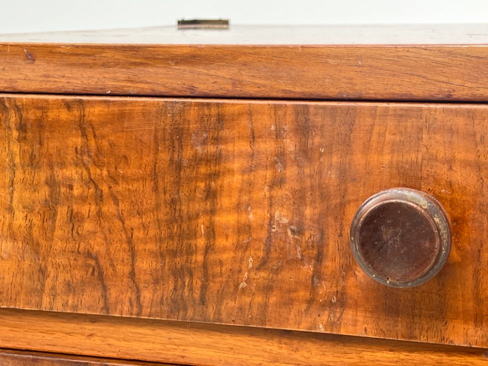 CY0341-spinteles-19 Art deco riešutmedžio spintelės 2 vnt. komplektas 41x48x58 cm