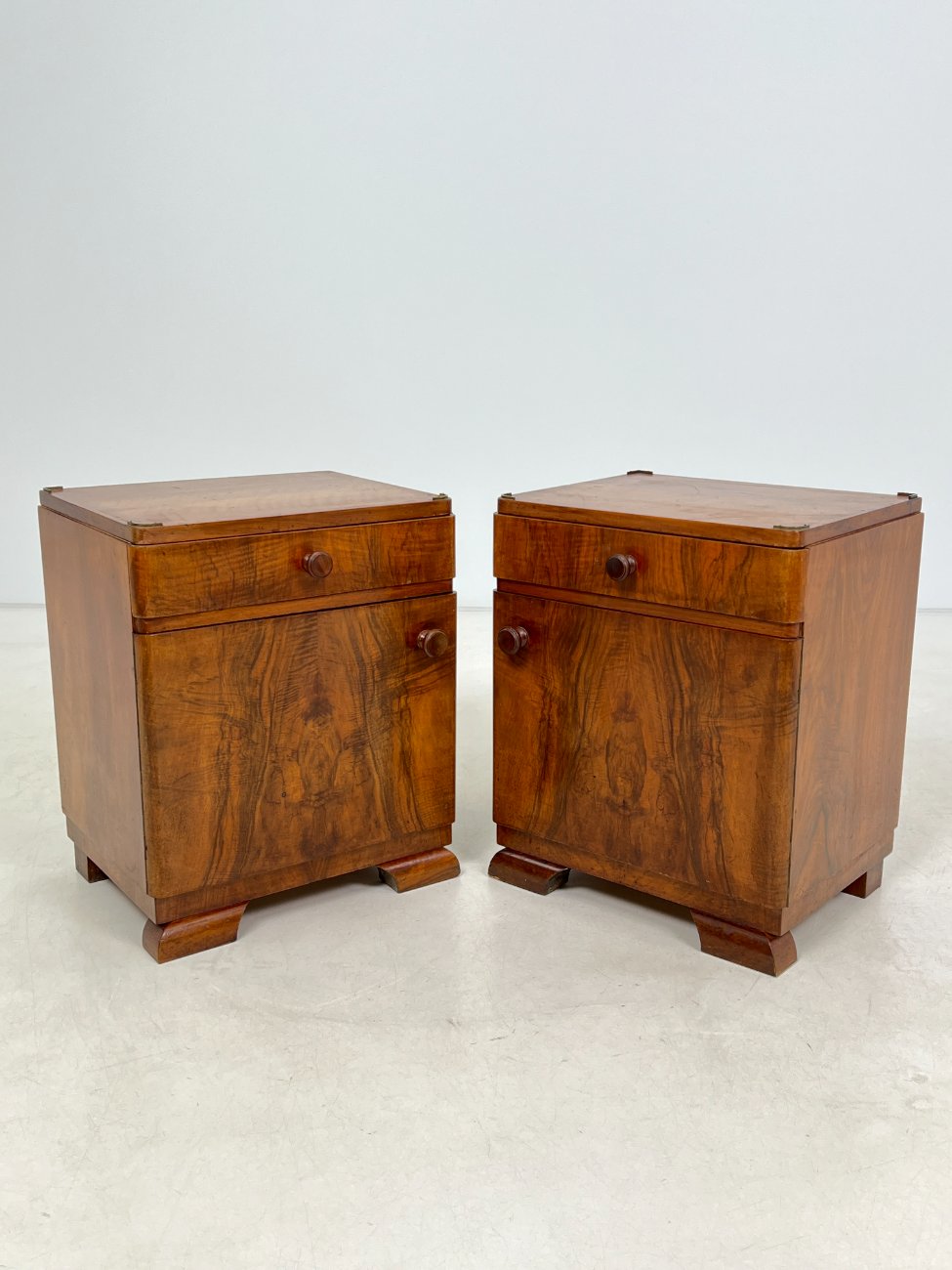 CY0341-spinteles-2 Art deco riešutmedžio spintelės 2 vnt. komplektas 41x48x58 cm