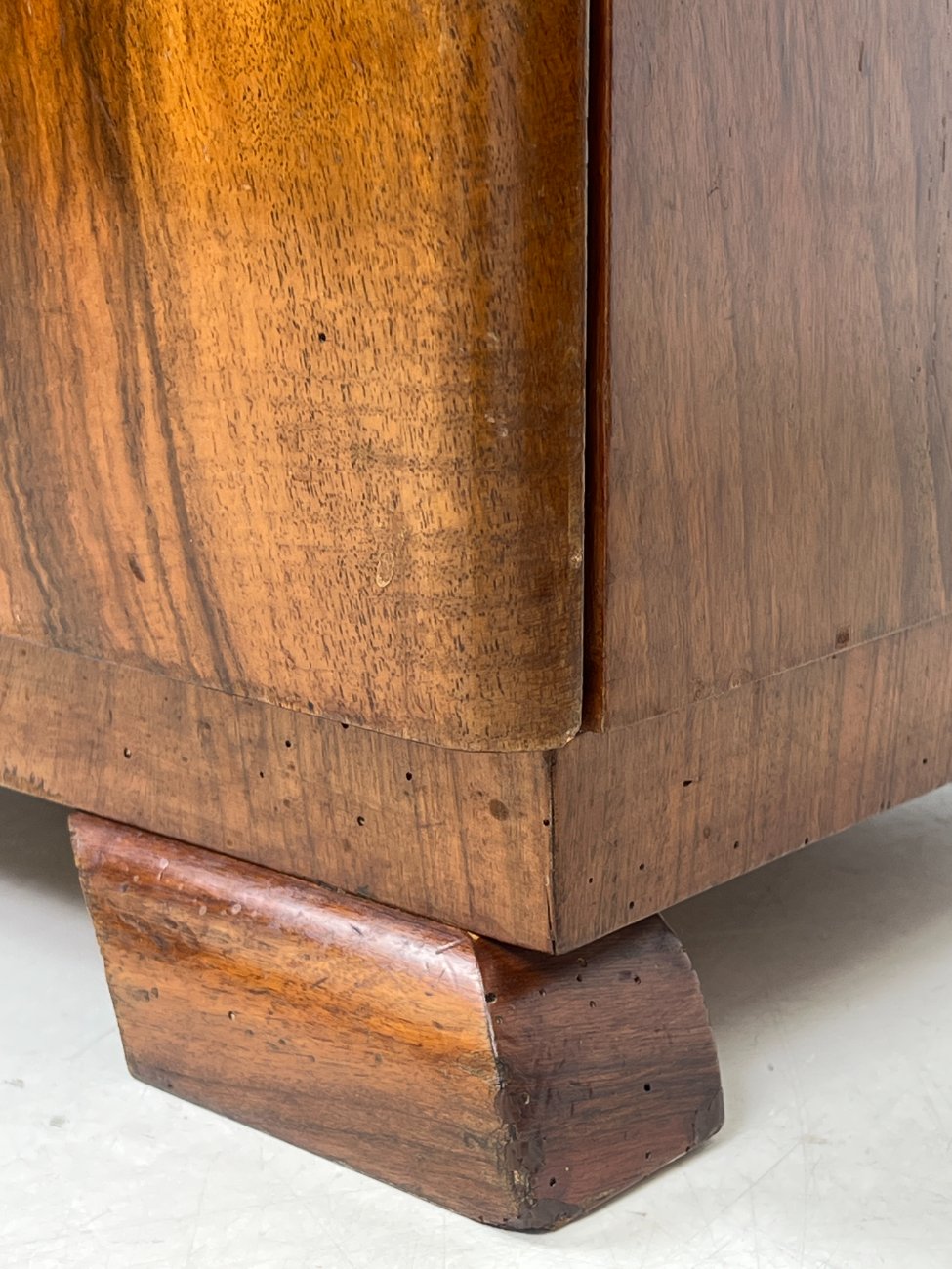 CY0341-spinteles-21 Art deco riešutmedžio spintelės 2 vnt. komplektas 41x48x58 cm