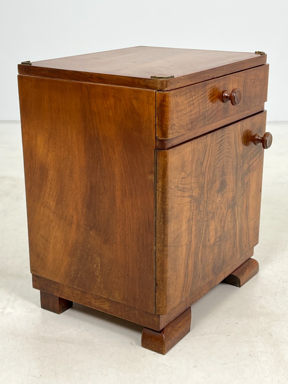 CY0341-spinteles-5 Art deco riešutmedžio spintelės 2 vnt. komplektas 41x48x58 cm