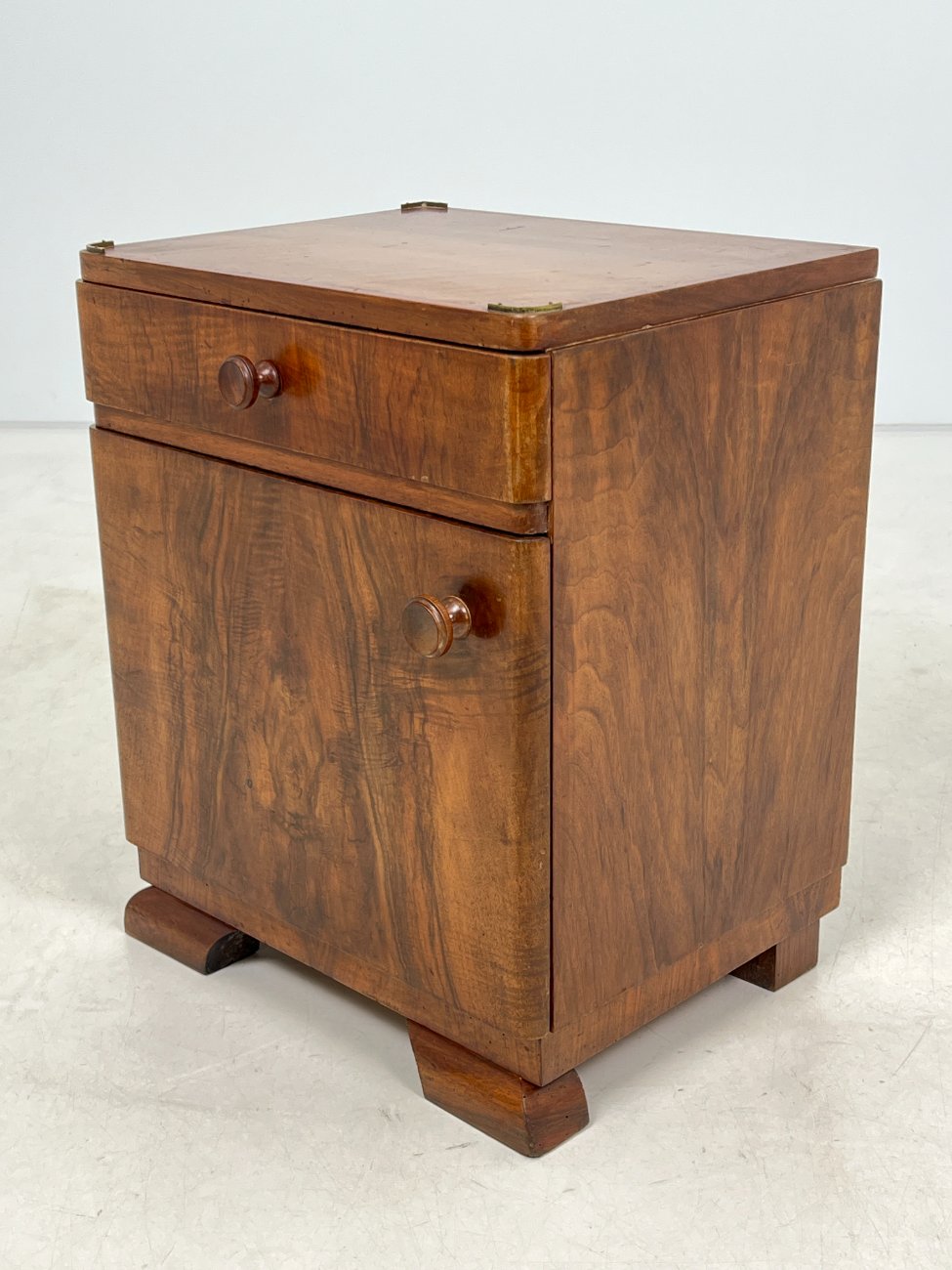 CY0341-spinteles-6 Art deco riešutmedžio spintelės 2 vnt. komplektas 41x48x58 cm