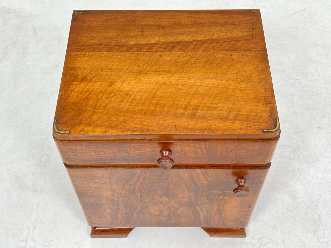 CY0341-spinteles-8 Art deco riešutmedžio spintelės 2 vnt. komplektas 41x48x58 cm