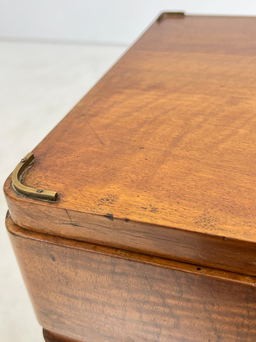 CY0341-spinteles-9 Art deco riešutmedžio spintelės 2 vnt. komplektas 41x48x58 cm