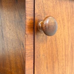 Art deco riešutmedžio komoda su lentynomis kairiajame šone 44×66,5×84 cm