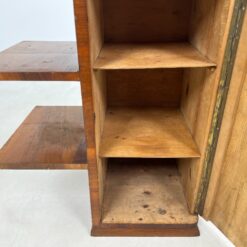 Art deco riešutmedžio komoda su lentynomis kairiajame šone 44×66,5×84 cm