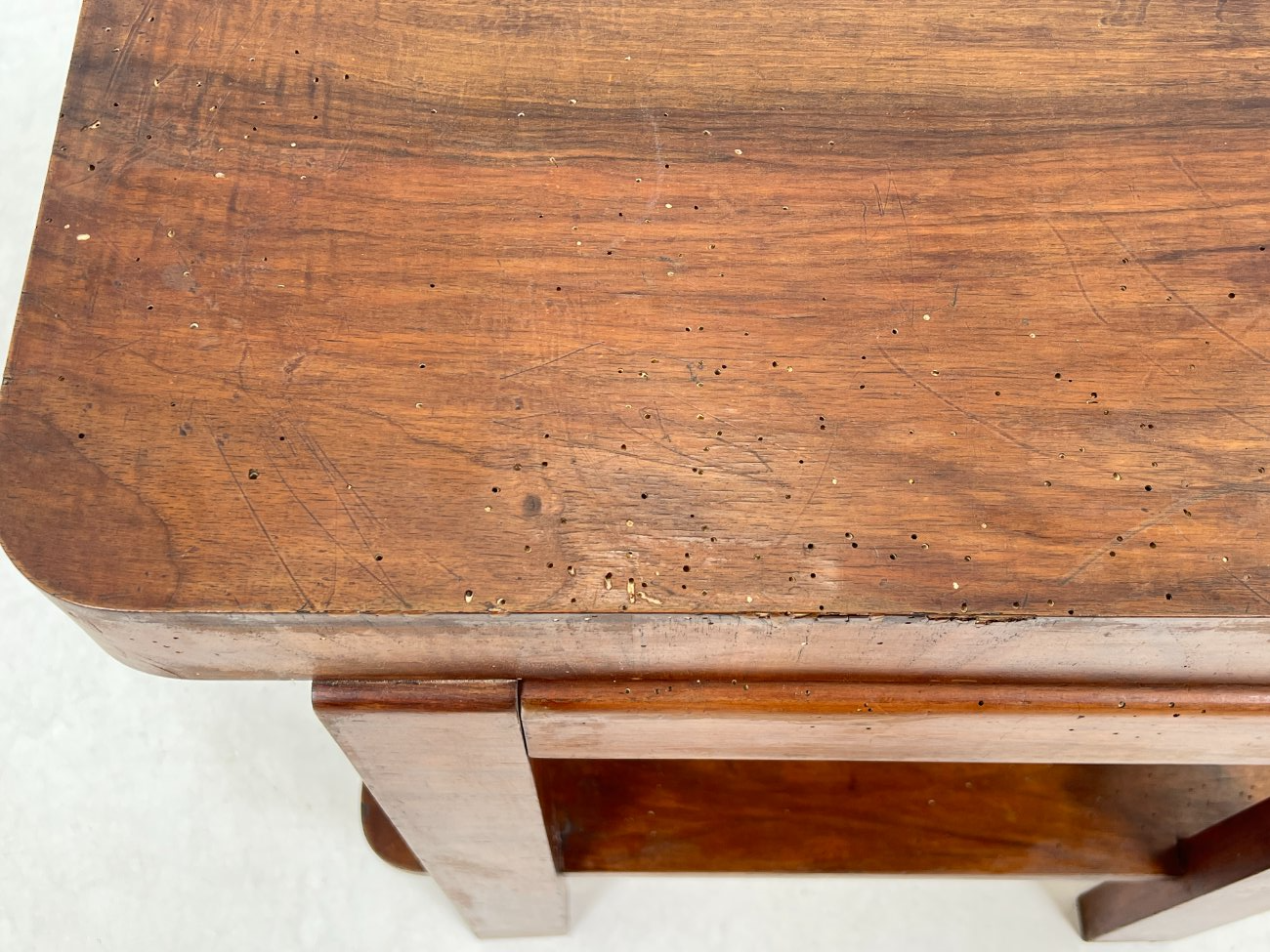 CY0343-stalai-10 Art deco riešutmedžio konsolė su stalčiumi 41×70,5×72 cm