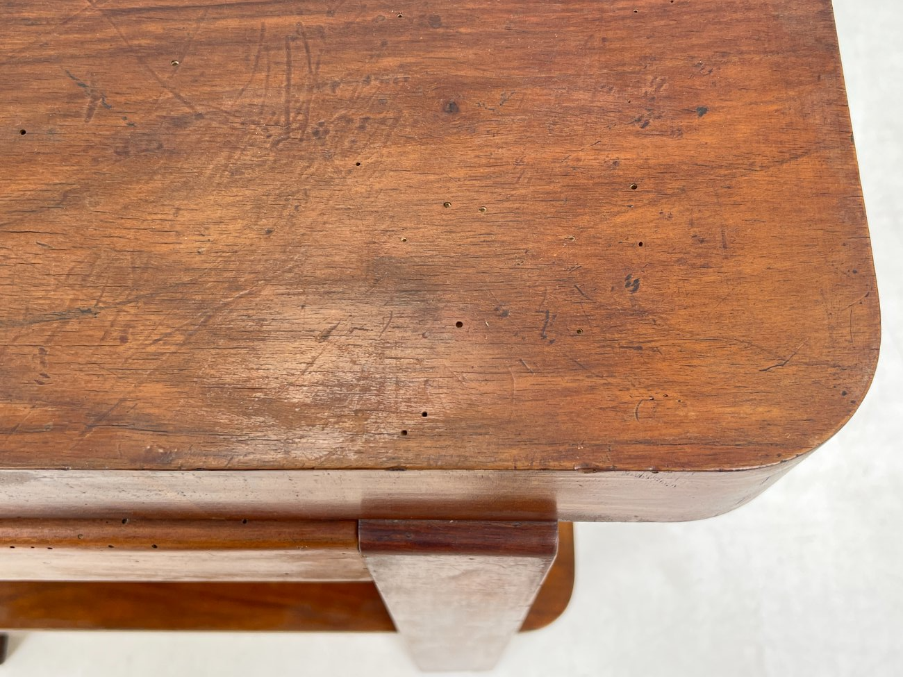 CY0343-stalai-12 Art deco riešutmedžio konsolė su stalčiumi 41×70,5×72 cm