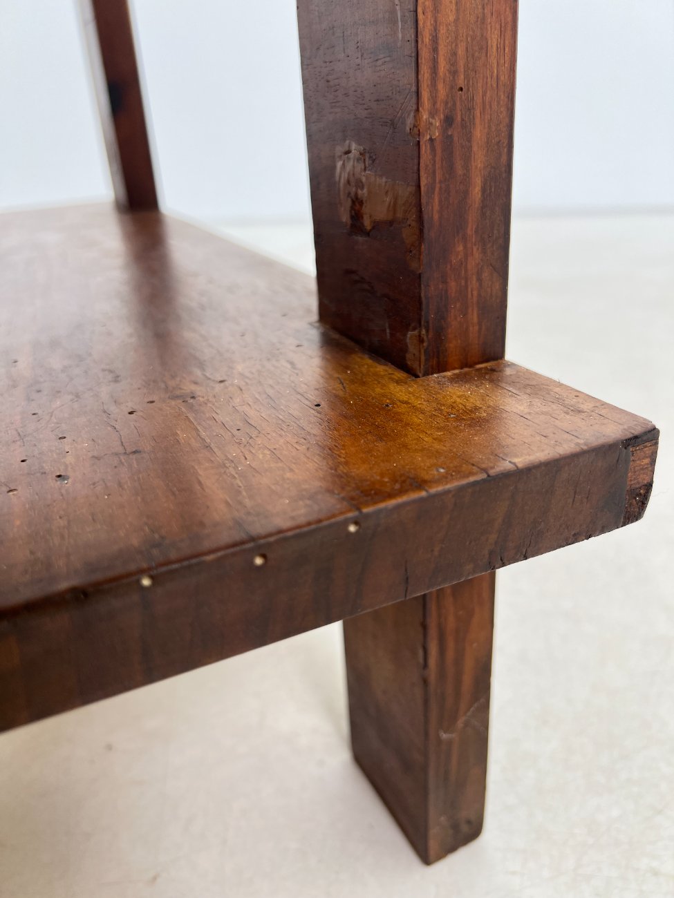 CY0343-stalai-14 Art deco riešutmedžio konsolė su stalčiumi 41×70,5×72 cm