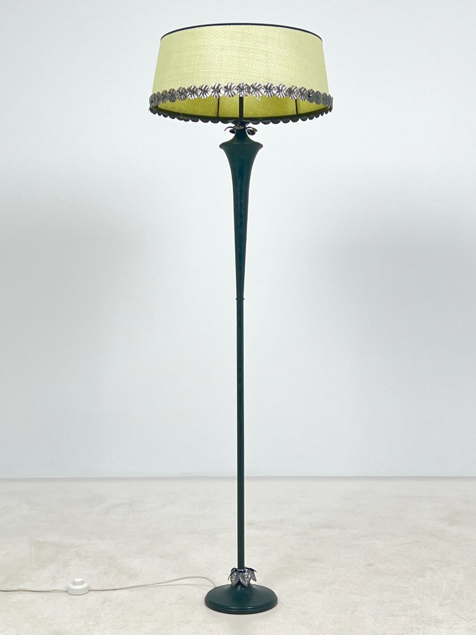 CY0347-pastatomi-sviestuvai-1 Metalinis pastatomas šviestuvas pintu gaubtu su lapų motyvais 52x52x162 cm