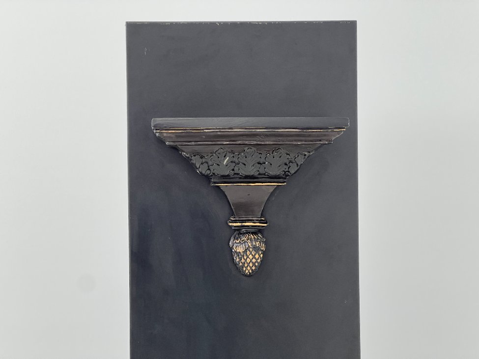 CY0348-stalai-6 Sieninė klijuojama juodos spalvos konsolė 13x31x110,5 cm