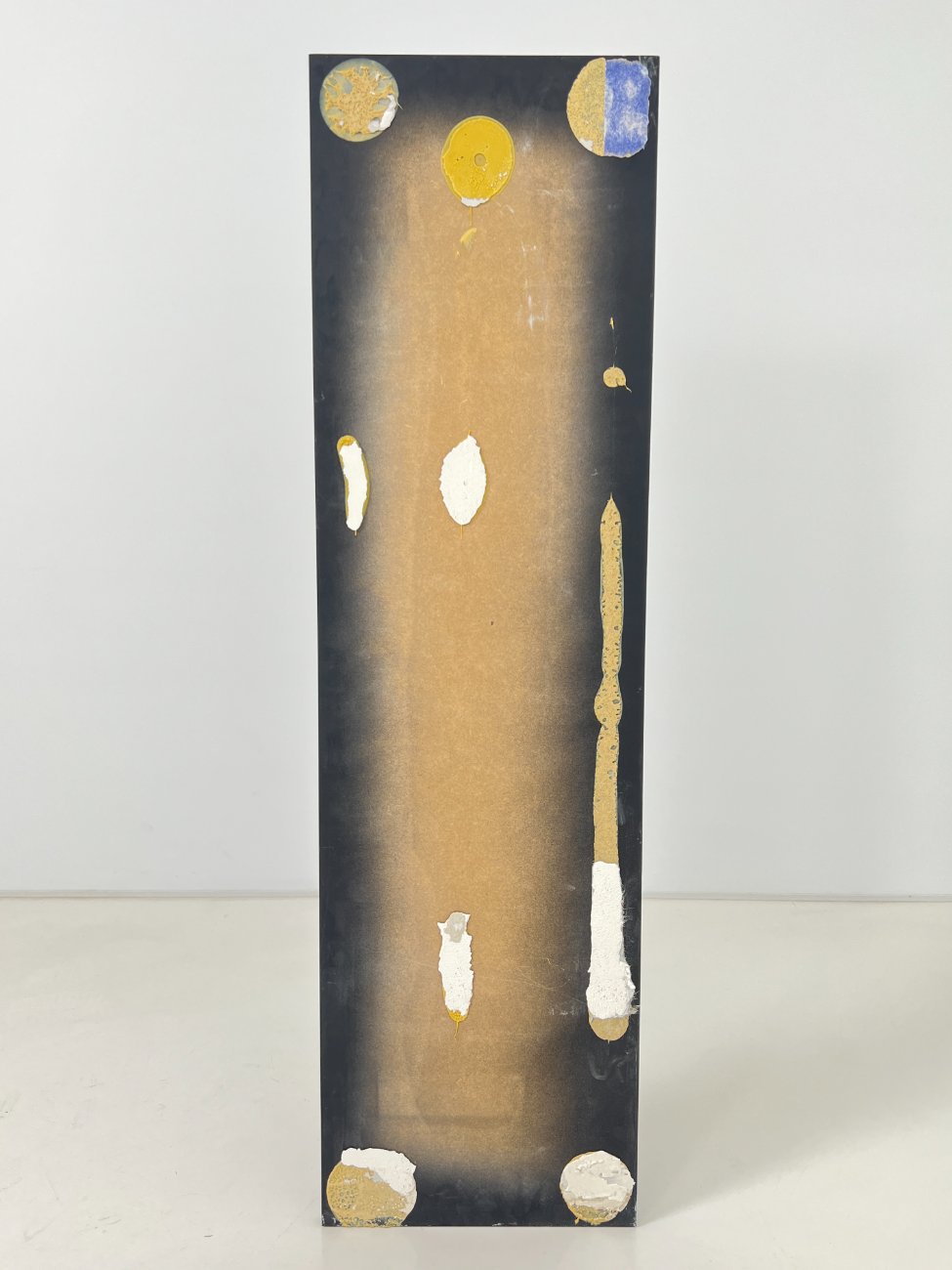 CY0348-stalai-7 Sieninė klijuojama juodos spalvos konsolė 13x31x110,5 cm